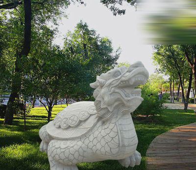 公園里擺放的漢白玉石雕創(chuàng  )意龍龜雕塑