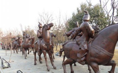 公園景區創(chuàng  )意不銹鋼仿銅眾人出游騎馬雕塑