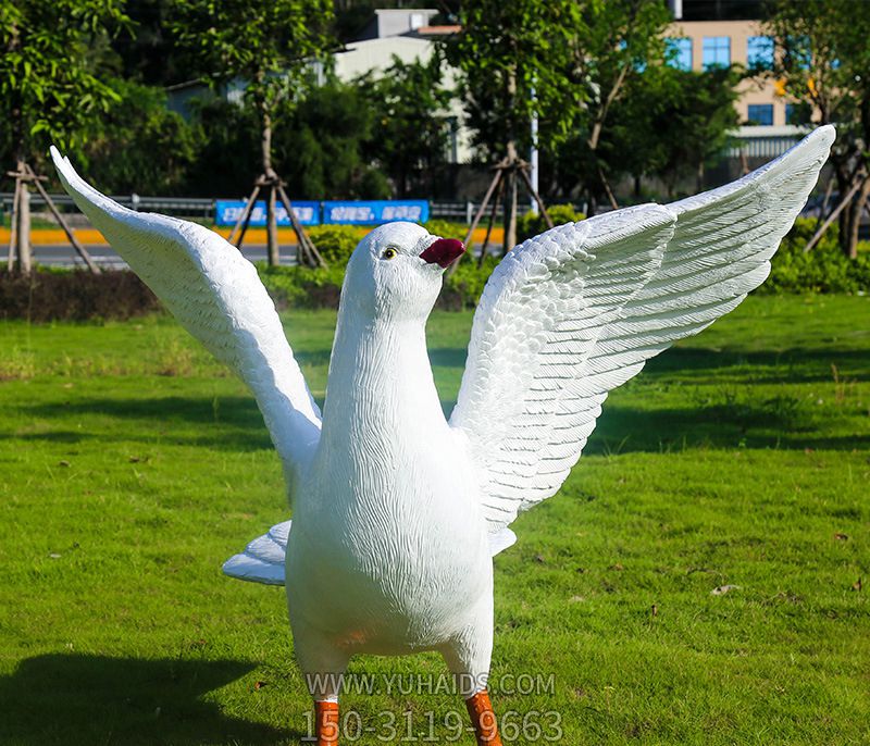 公園草坪創(chuàng  )意玻璃鋼鴿子雕塑