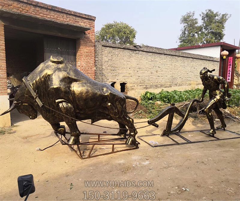 街道邊擺放的耕地的玻璃鋼創(chuàng  )意華爾街牛雕塑