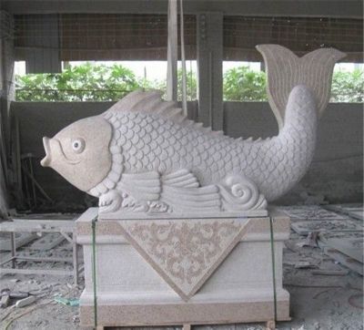 公園擺放的砂巖石雕創(chuàng  )意鯉魚(yú)雕塑