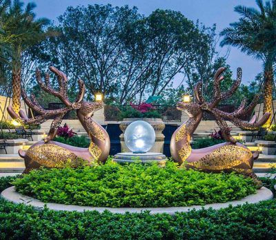 公園廣場(chǎng)花壇中的大型不銹鋼兩只梅花鹿雕塑