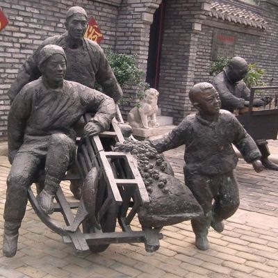 民俗小品 玻璃鋼仿銅人物推小推車的情景主題