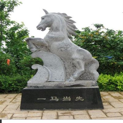 廣場(chǎng)擺放天然大理石雕刻一馬當先主題馬動(dòng)物雕塑