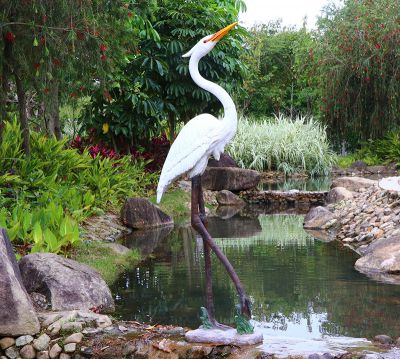 公園池塘中玻璃鋼大長(cháng)腿鶴雕塑