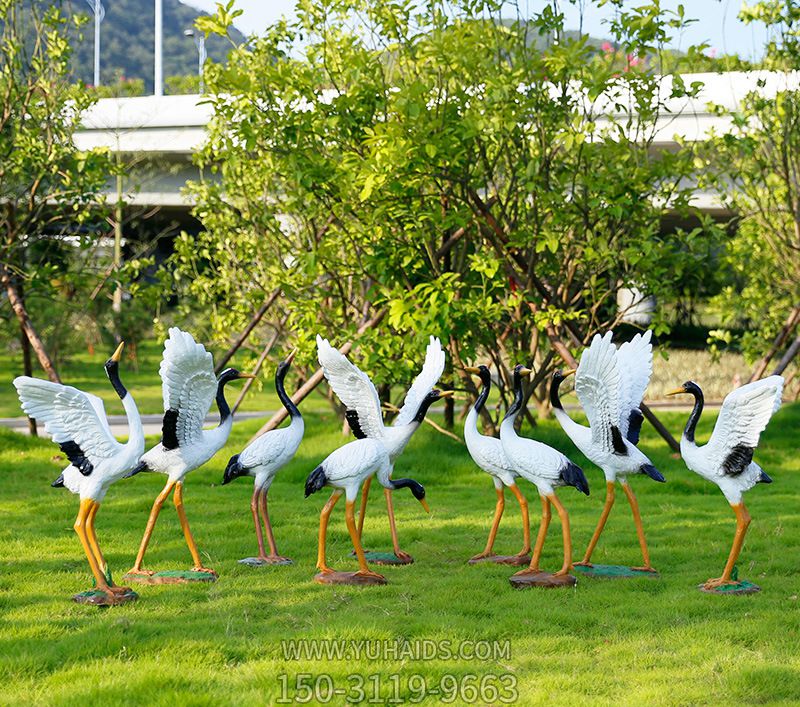 公園草坪玻璃鋼彩繪一群仙鶴雕塑