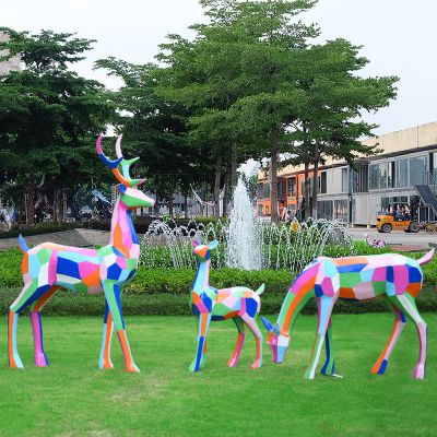 公園一家三口樹(shù)脂彩繪梅花鹿雕塑