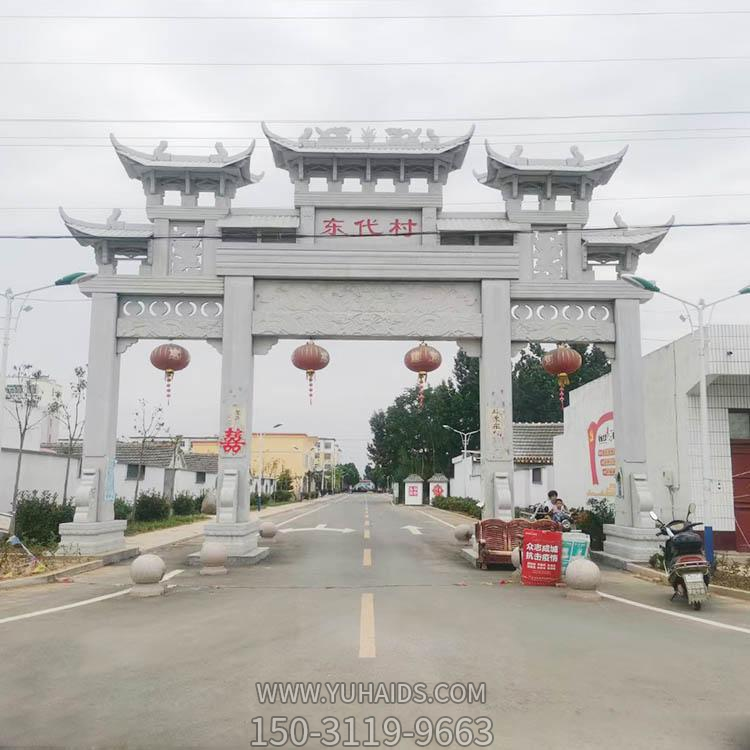 村莊石牌坊，三間四柱道路過(guò)道牌坊雕塑