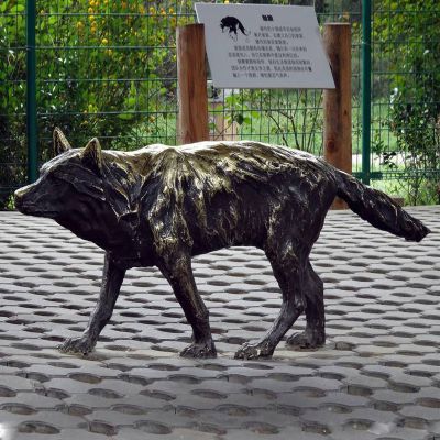 景區動(dòng)物園不銹鋼仿古做舊行走的狼雕塑