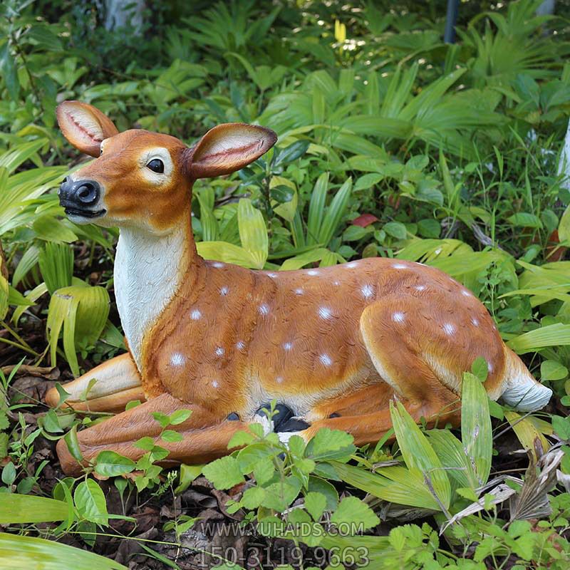 公園景區一只臥著(zhù)的玻璃鋼彩繪梅花鹿雕塑