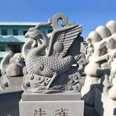 公園里擺放的行走的青石石雕創(chuàng  )意朱雀雕塑