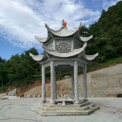 山景區寺院戶(hù)外擺放青石雕刻鏤空六柱休閑涼亭