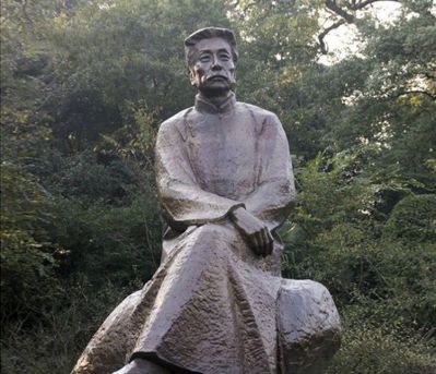 玻璃鋼公園景區景觀(guān)人物景觀(guān)裝飾品坐在石頭上的魯迅雕塑