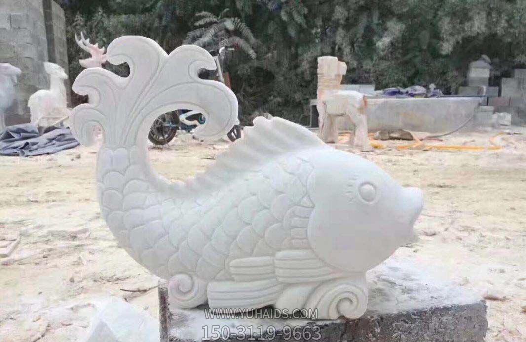 公園里擺放的鯉魚(yú)漢白玉石雕創(chuàng  )意噴水雕塑