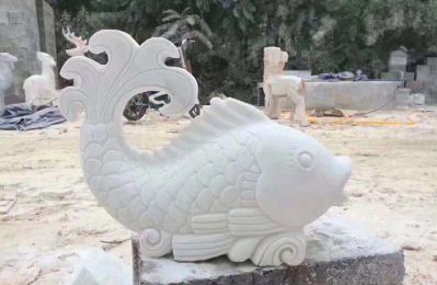 公園里擺放的鯉魚(yú)漢白玉石雕創(chuàng  )意噴水雕塑