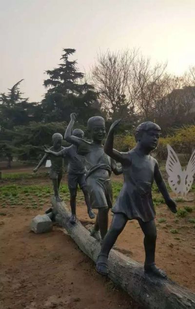 景區公園銅雕玩走獨木橋兒童雕塑