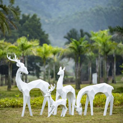 公園草坪抽象幾何一家四口鹿雕塑