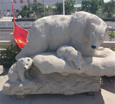 街道邊公園里擺放的一大兩小玻璃鋼創(chuàng  )意北極熊雕塑