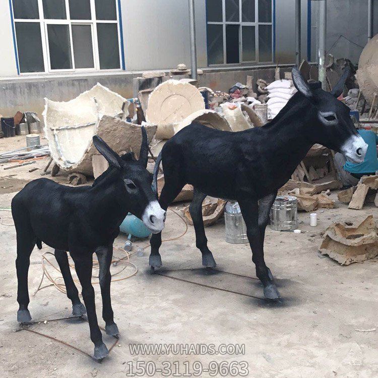 農家園景區戶(hù)外擺放玻璃鋼仿真毛驢小品雕塑