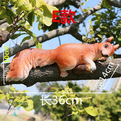 動(dòng)物園一只樹(shù)上玩耍的樹(shù)脂松鼠雕塑