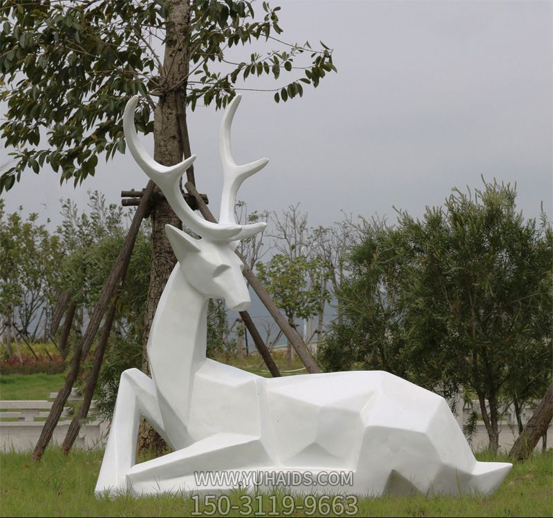 公園草坪臥著(zhù)的玻璃鋼幾何梅花鹿雕塑