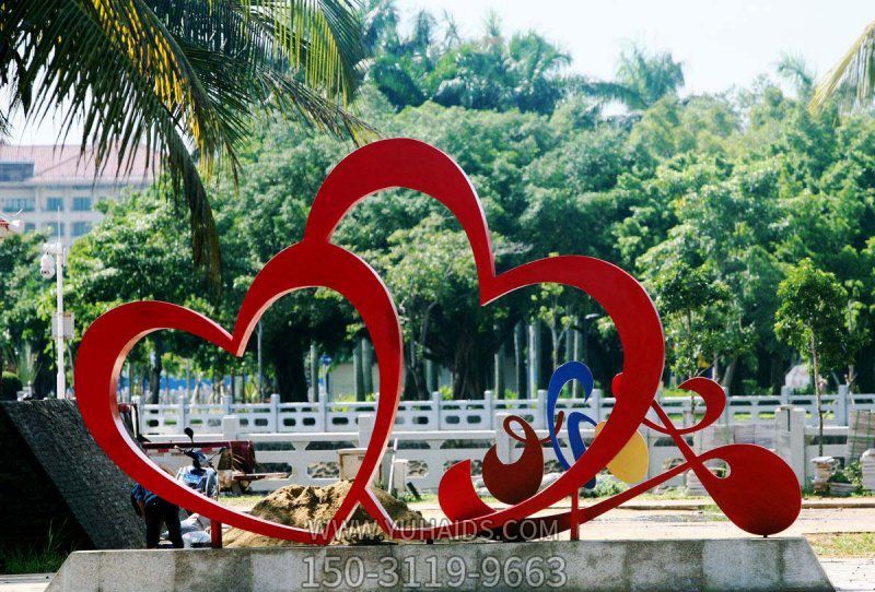 公園池塘創(chuàng)意紅色愛(ài)心雕塑