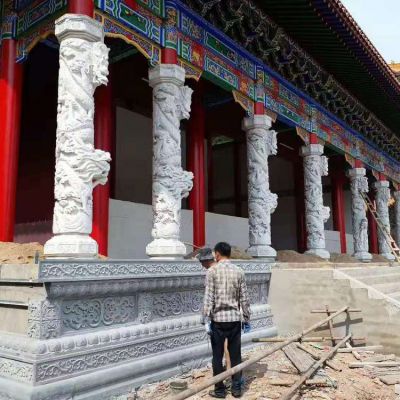 景區寺廟古建筑門(mén)前擺放漢白玉石雕龍石柱