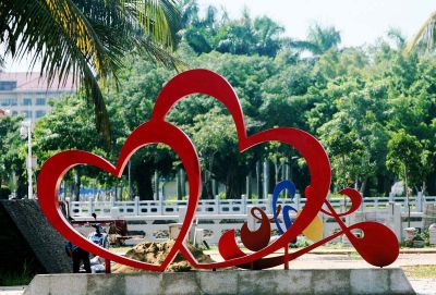 公園池塘創(chuàng  )意紅色愛(ài)心雕塑