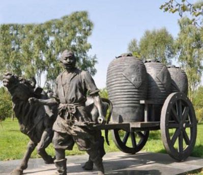 公園駕著牛車拉酒缸的古代人物小品銅雕缸雕塑