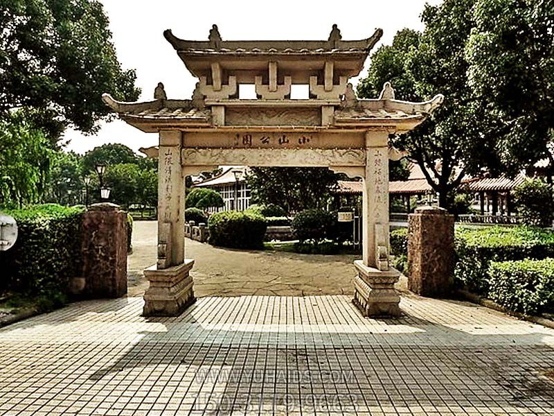 公園擺放花崗巖單門(mén)石牌坊雕塑