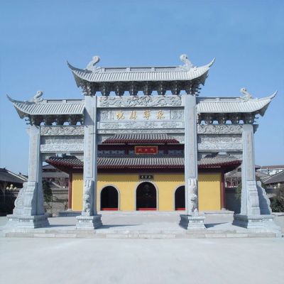 寺廟門(mén)口擺放青石雕刻仿古建筑三門(mén)牌坊