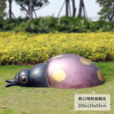 公園里擺放的一只紫色的玻璃鋼噴漆瓢蟲(chóng)雕塑