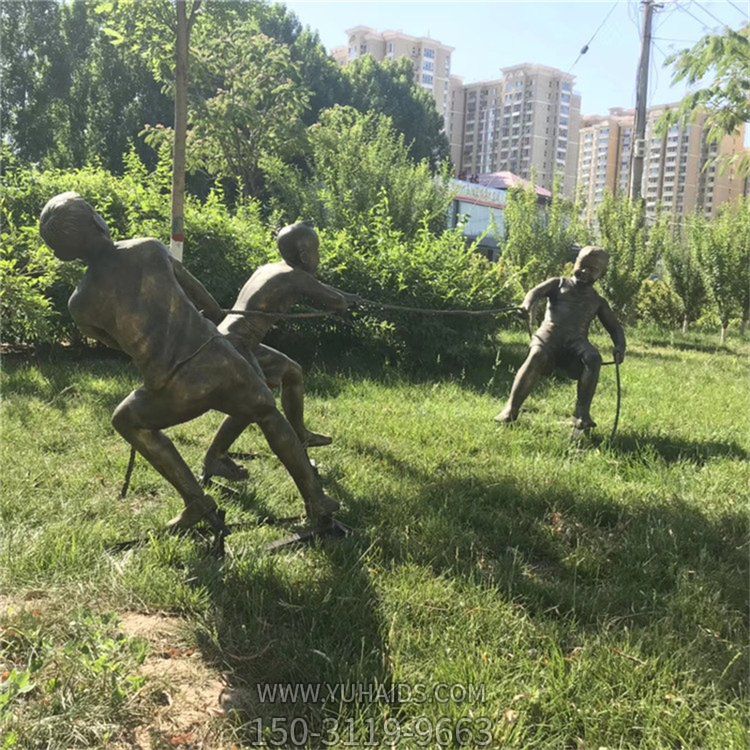 公園草地?cái)[放玻璃鋼仿銅童趣兒童拔河小品雕塑