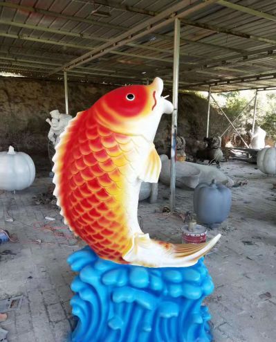 公園擺放的玻璃鋼卡通鯉魚(yú)雕塑