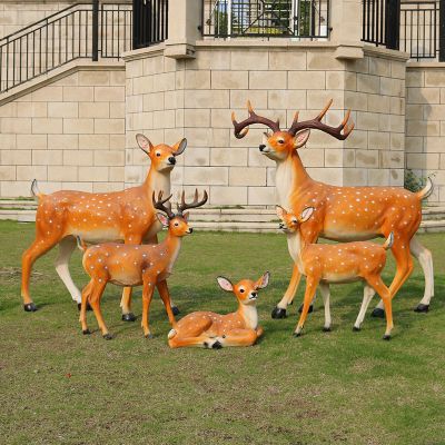 公園景區玻璃鋼彩繪一家五口鹿雕塑